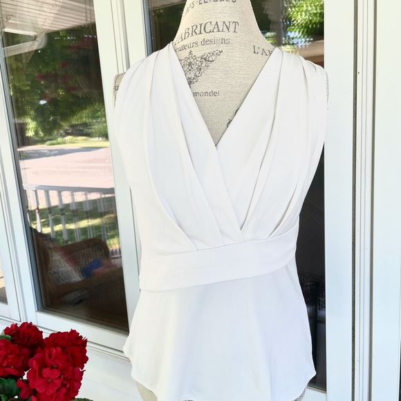 New Women’s Banana Republic Sleeveless Blouse - Picture 2 of 5